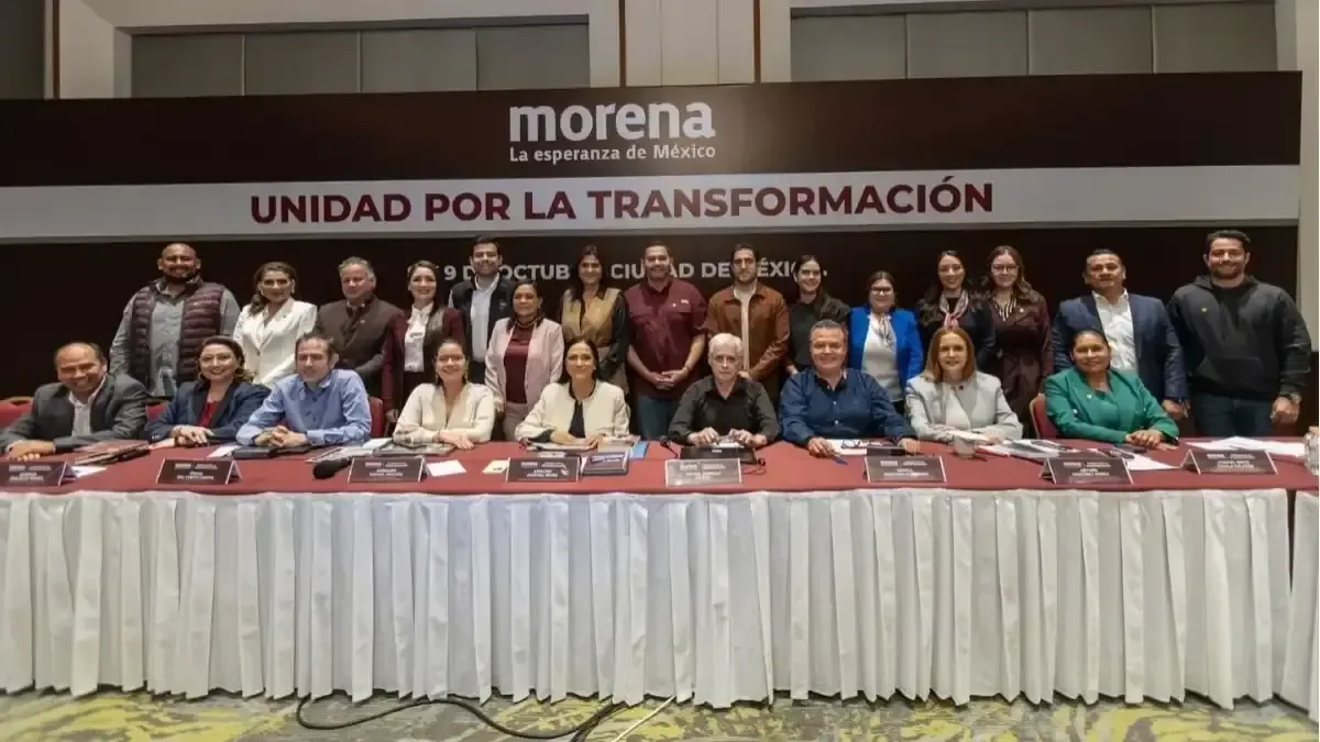 La presidenta de Morena, Ariadna Montiel, entrega nombramiento a Célida López en encuentro con coordinadores estatales.