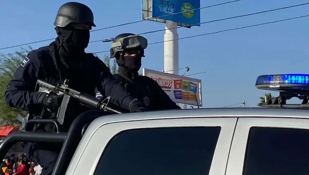 Armamento y equipo táctico asegurados durante operaciones en Sonora.