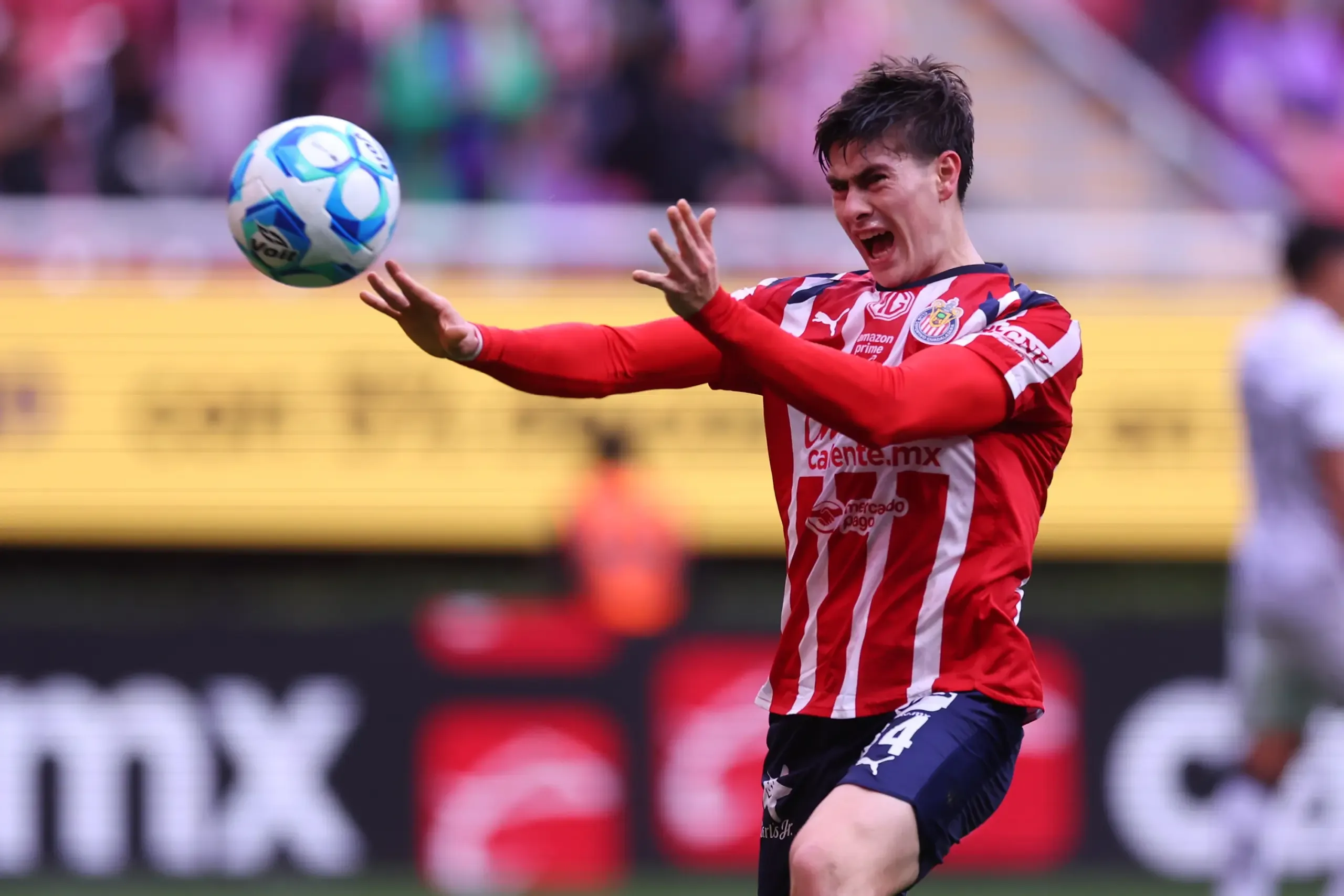 Armando González celebra su gol durante el partido entre Chivas y Querétaro.