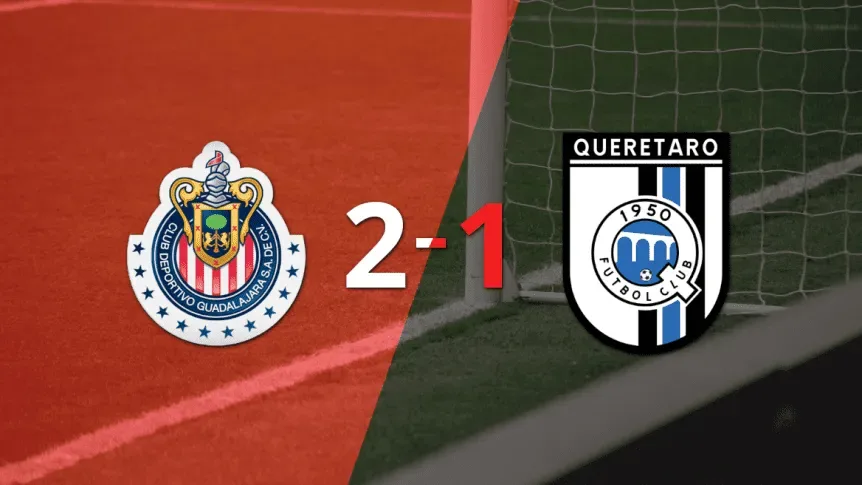 Armando González celebra su gol durante el partido entre Chivas y Querétaro.