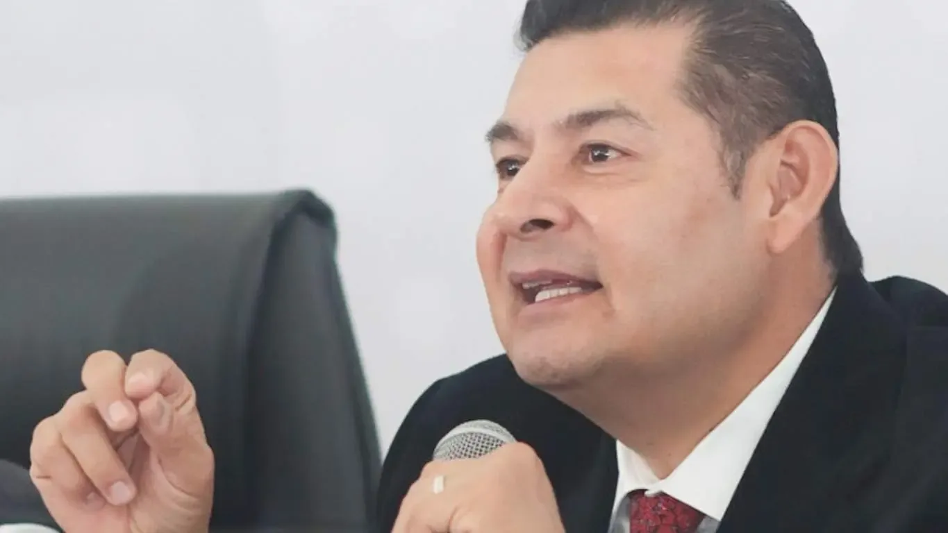 Armenta durante su discurso defendiendo la inversión en infraestructura en Puebla.