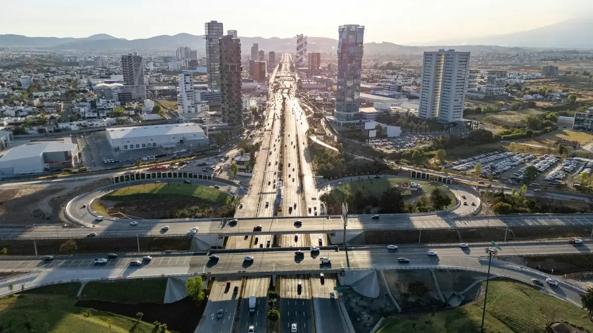 El gobernador de Puebla pide colaboración municipal para agilizar trabajos de pavimentación en la ciudad.