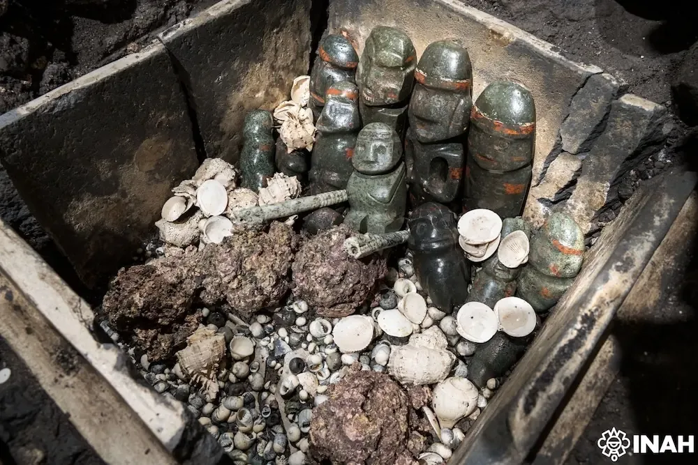 Arqueólogos descubren tesoros incluyendo figurillas y conchas marinas que revelan la grandeza mexica.