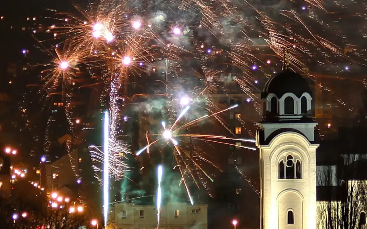 Un accidente durante las festividades patronales en Jalisco dejó varios heridos y una llamada a mejorar la seguridad en el uso de pirotecnia.