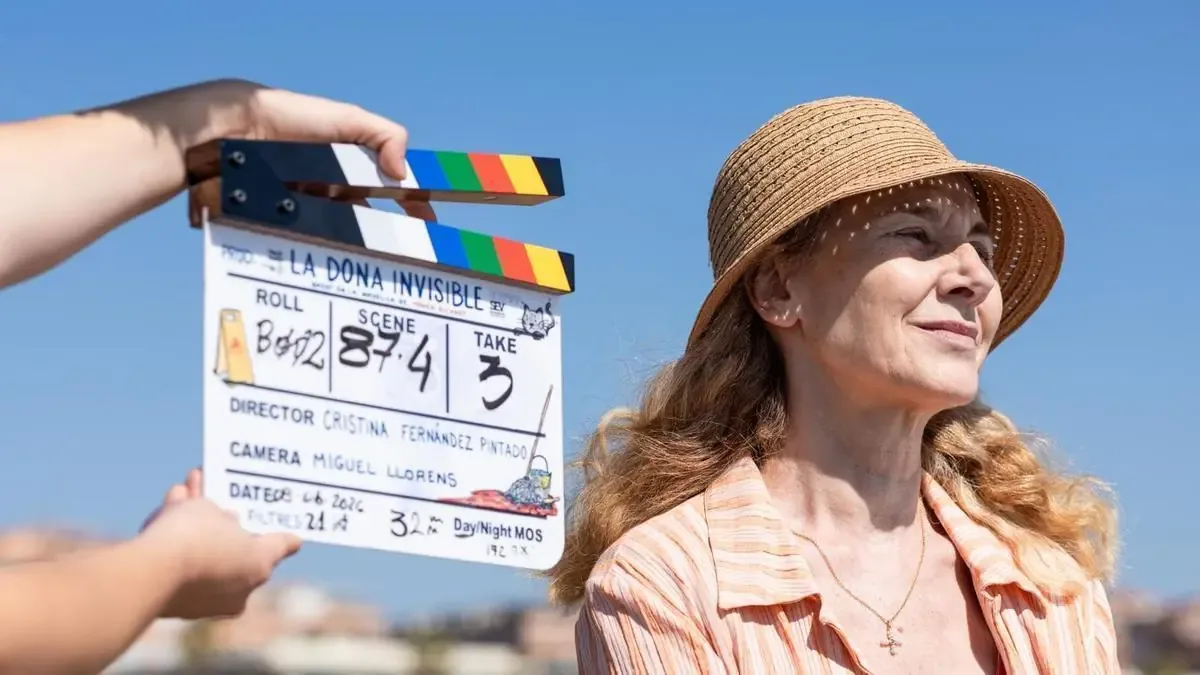 La película dirigida por Cristina Fernández Pintado mezcla comedia negra y misterio, explorando la vida de personajes invisibles.