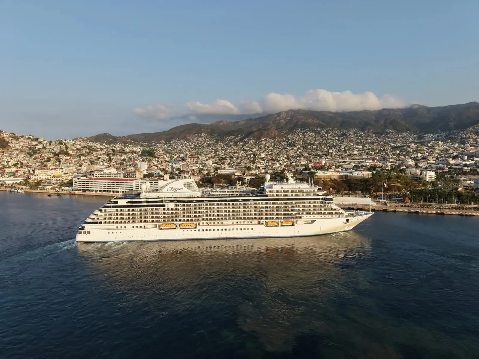 Arribo del crucero Seven Seas Grandeur en el puerto de Acapulco.
