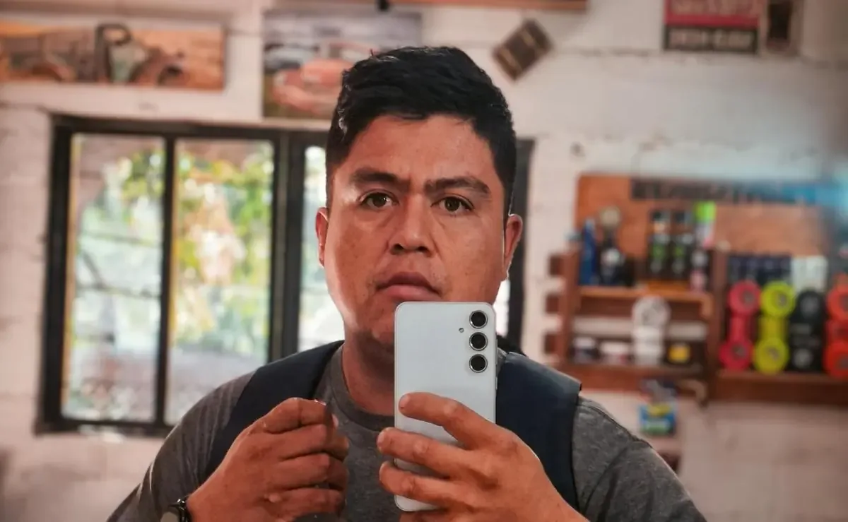 El fotógrafo fue atacado con fuego en su negocio tras denunciar amenazas.