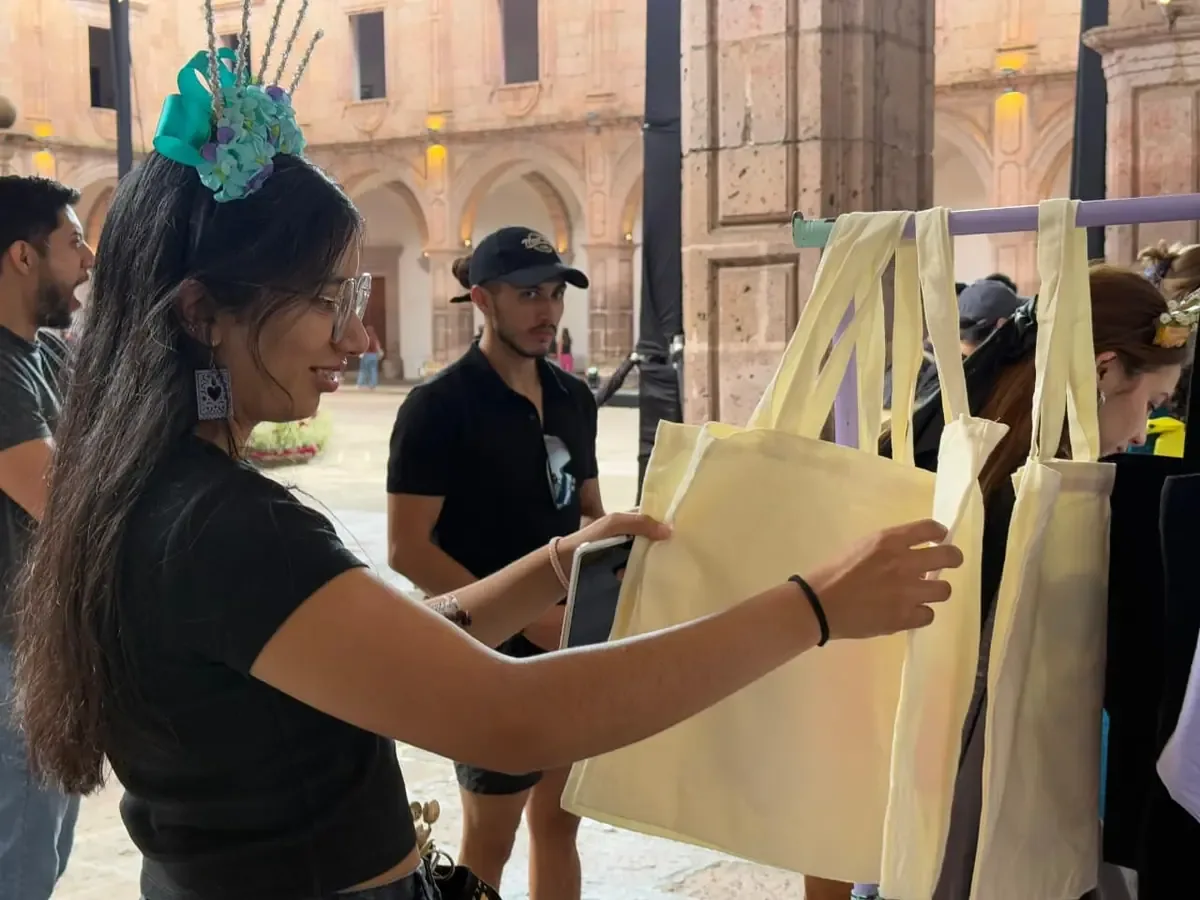 La exhibición se une a la Noche de Muertos, apoyando la creatividad local.