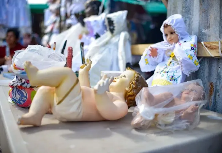Artesano Valentín Payan restaurando imágenes del Niño Dios en Cancún.