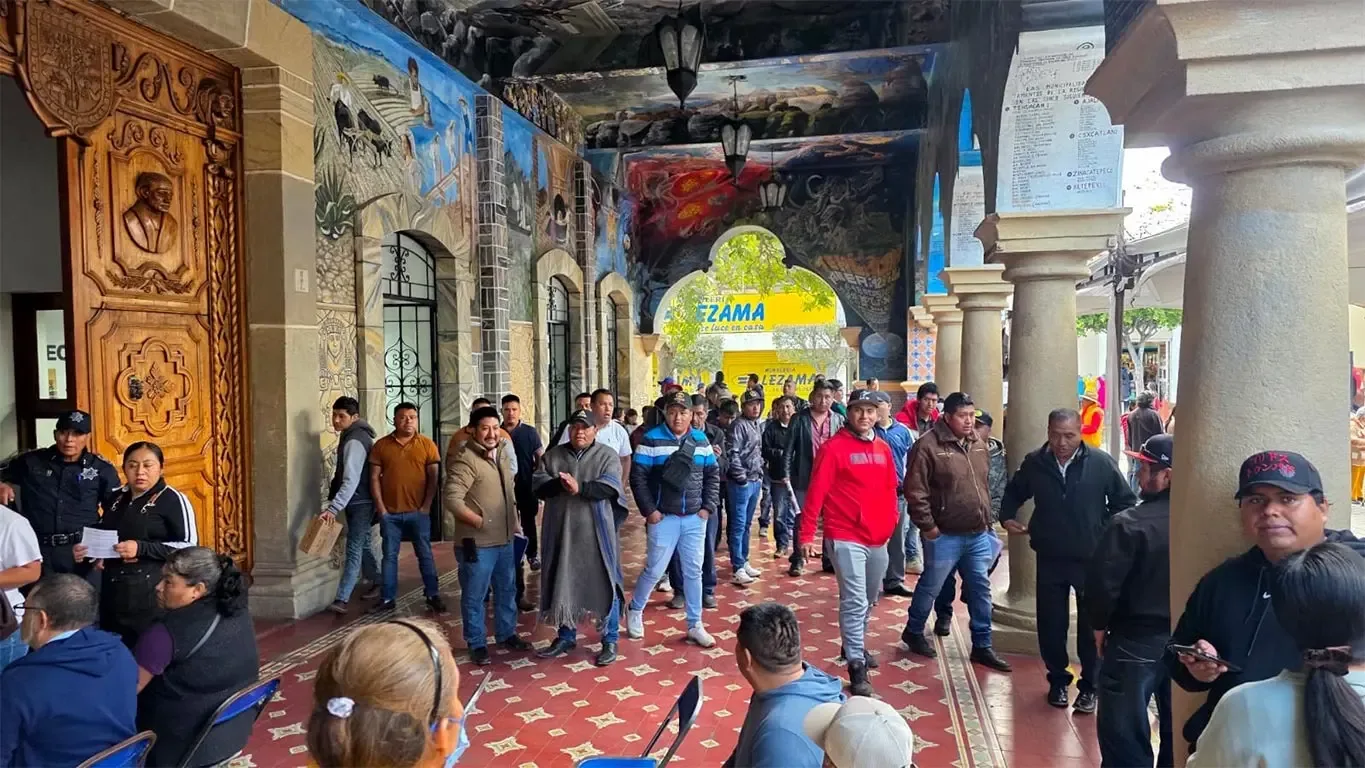 Artesanos de Tehuacán exigen diálogo en el Palacio Municipal.