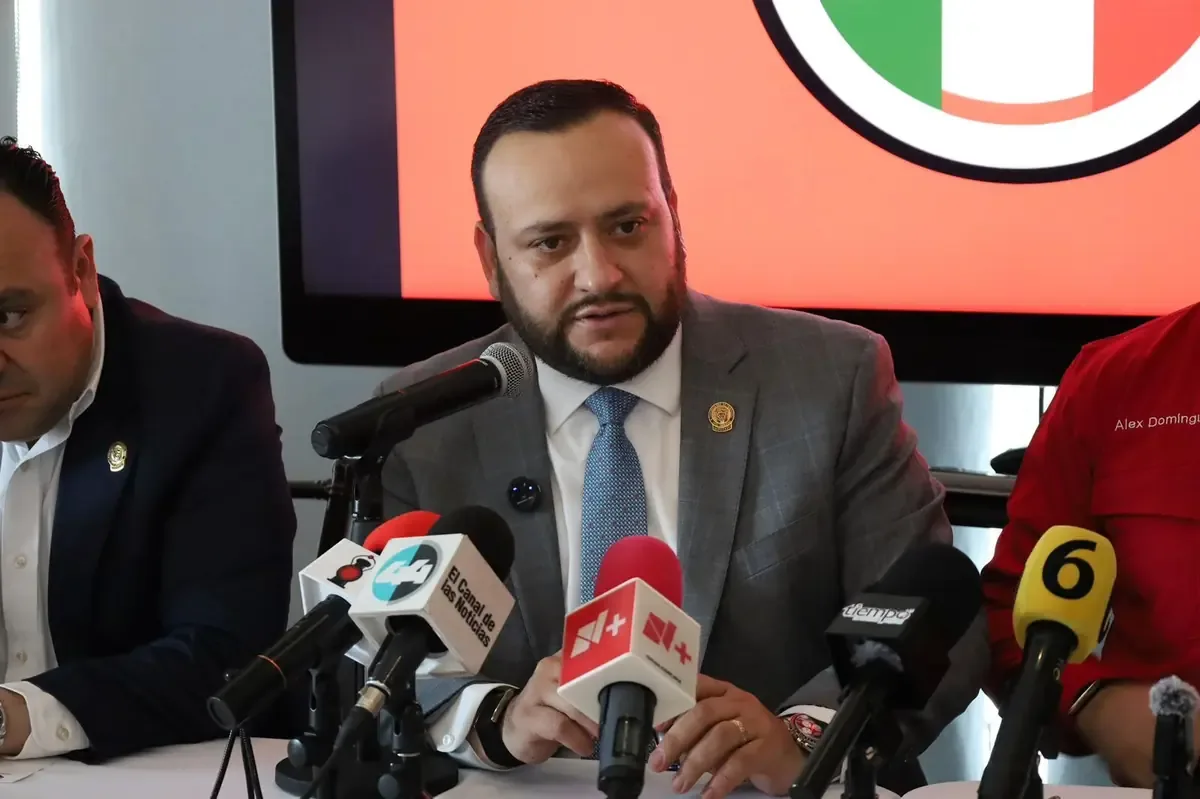 El legislador cuestiona el uso de recursos en movilización de familias para un evento de Morena.