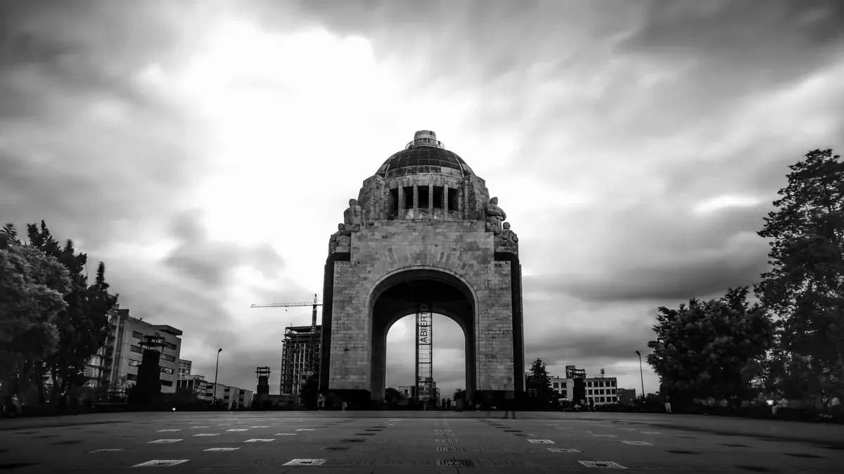 El mural busca generar reflexión sobre la represión en México y rinde homenaje a las víctimas de la guerra sucia.