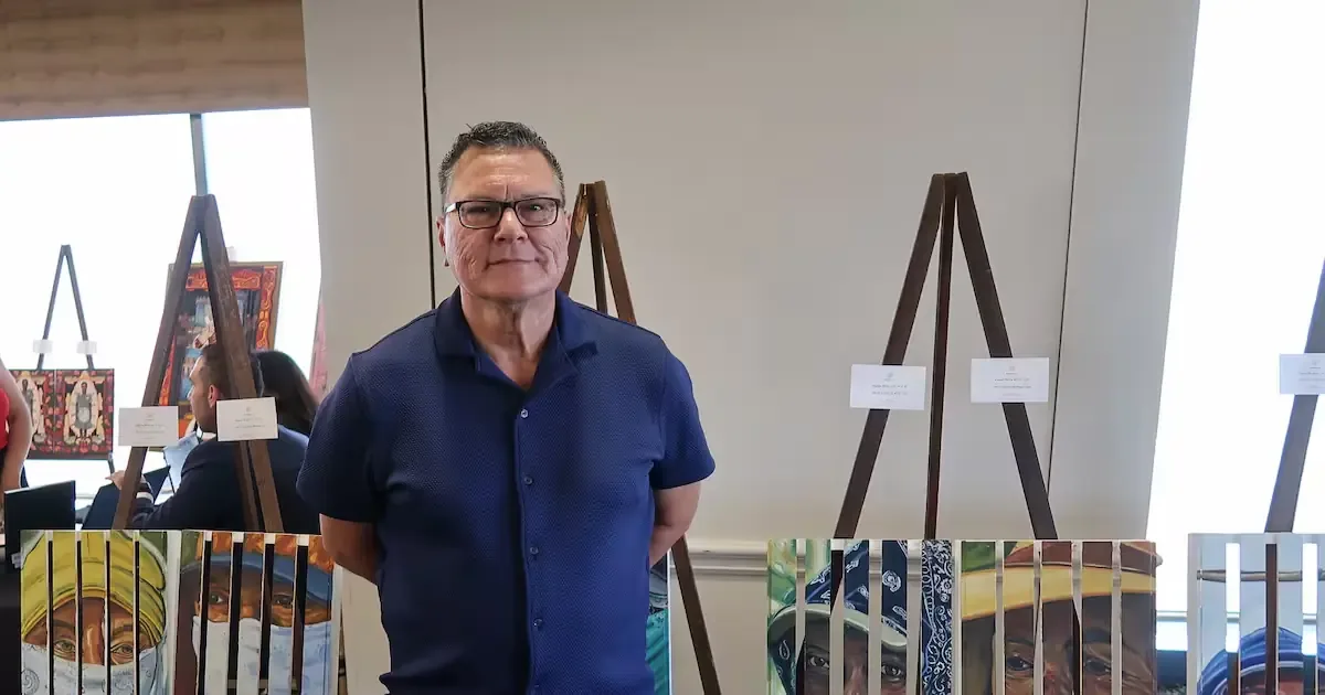 La subasta de Simón Silva apoya a inmigrantes con acceso a servicios legales en San Diego.