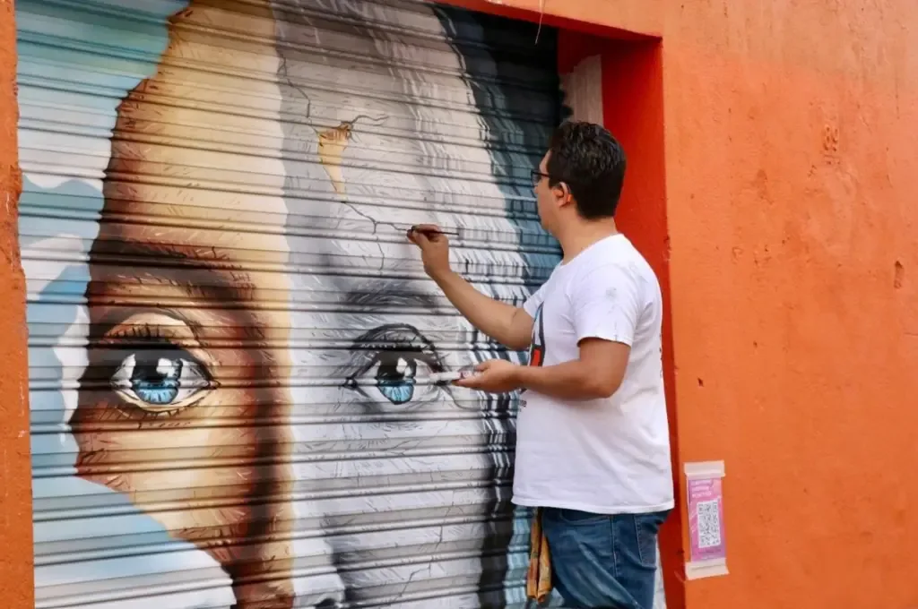 Artistas participan en el Festival de Intervenciones Urbanas en Irapuato.
