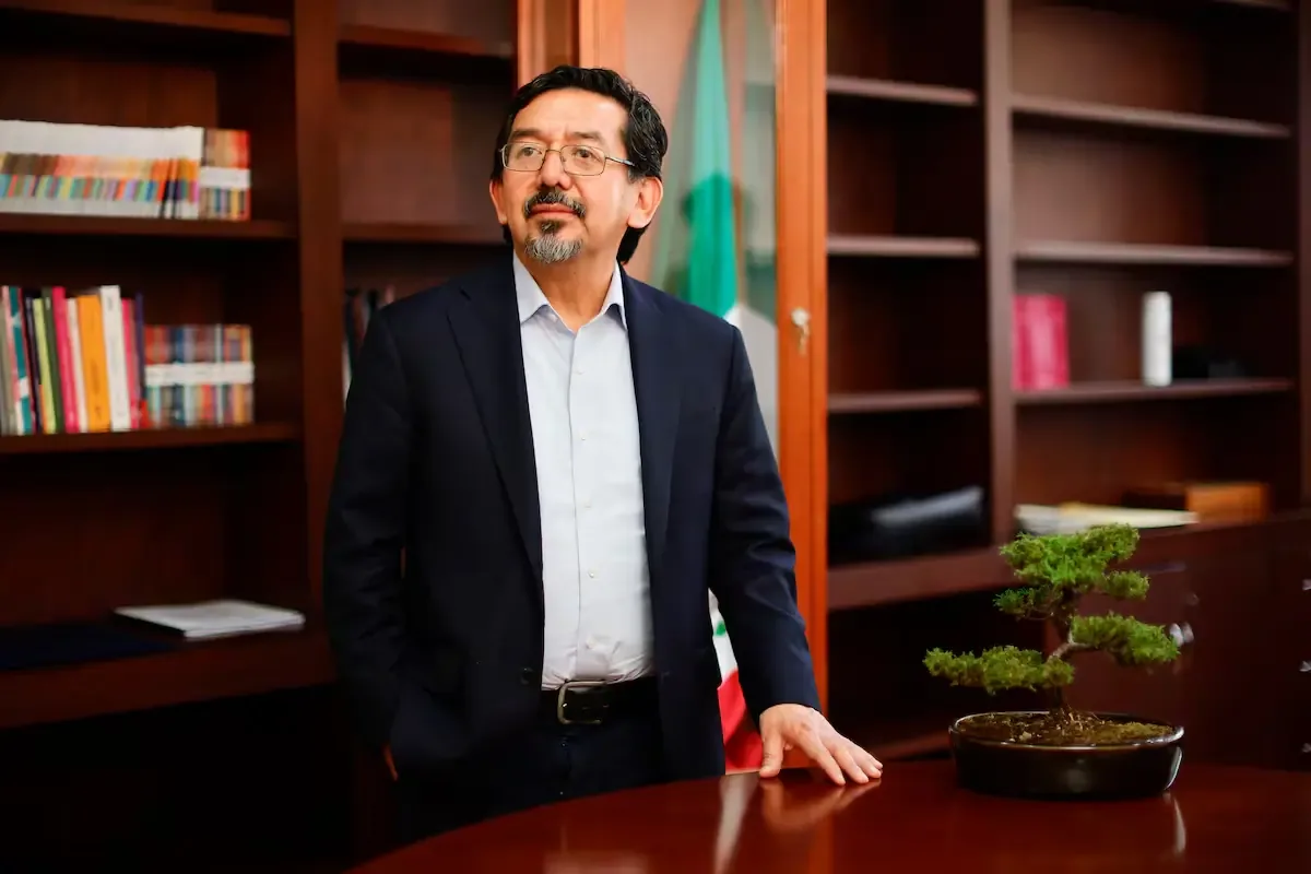 El consejero electoral defiende su imparcialidad y trayectoria académica en medio de las críticas.