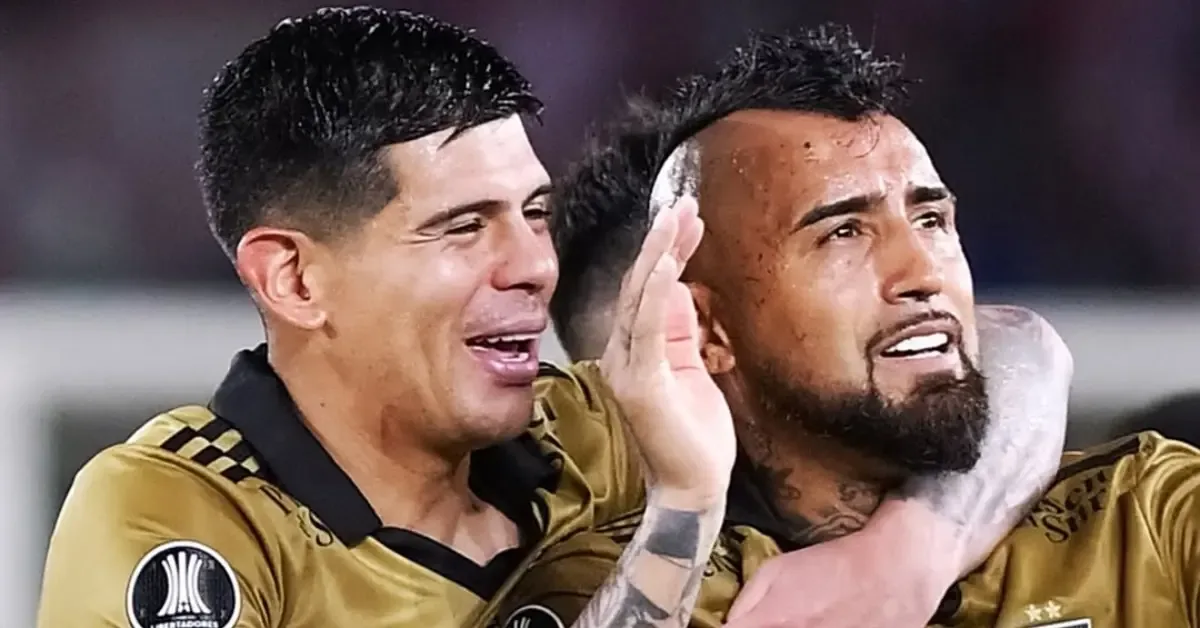 "Arturo Vidal apoya a Esteban Pavez en su nuevo comienzo en Alianza Lima."