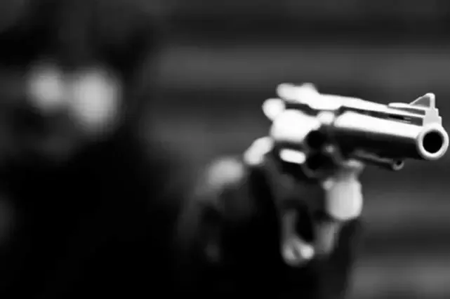 Un hombre fue despojado de una gran suma en efectivo al ser interceptado frente a su esposa e hijo en Puebla.