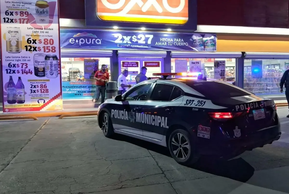 Un hombre armado amenaza a empleados y escapa antes de la llegada de la policía.
