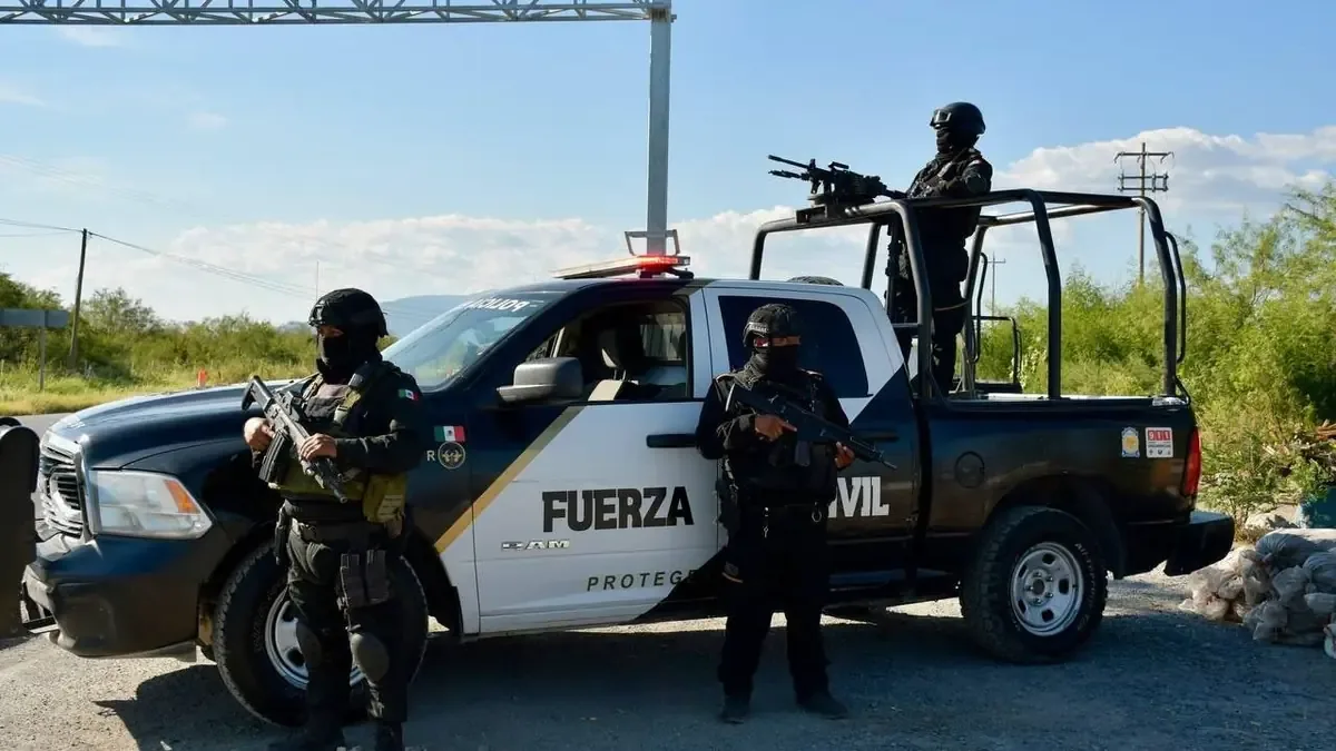 Seis hombres armados asaltaron a empleados y un guardia de seguridad en un taller de la ciudad.