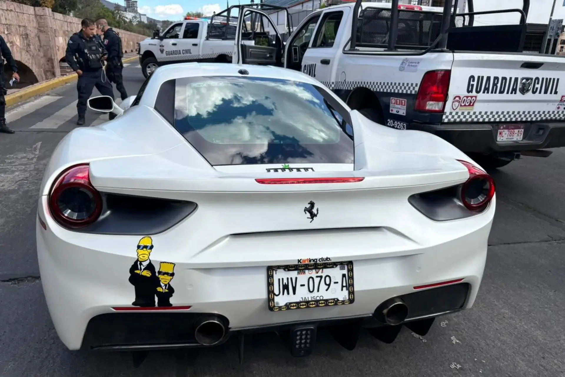 Aseguramiento de un Ferrari con reporte de robo en Michoacán.
