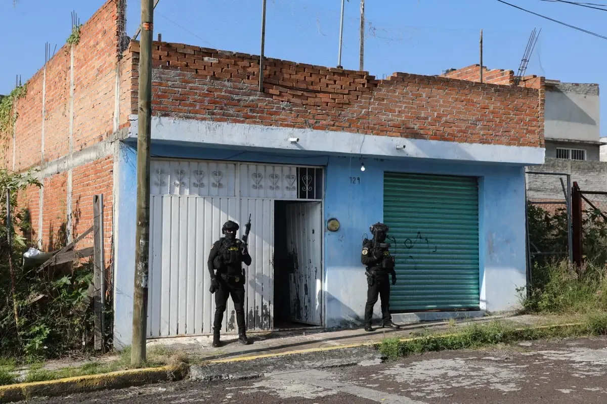 La Fiscalía de Michoacán incauta metanfetamina, marihuana y ropa en operaciones contra narcomenudeo.