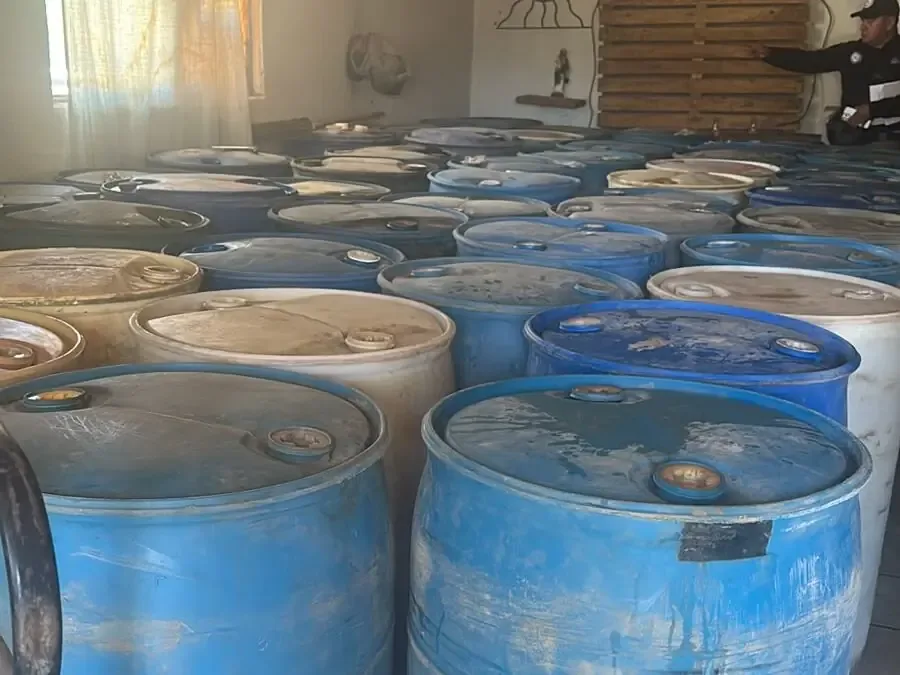 Operativos conjuntos entre autoridades resultan en decomiso de hidrocarburo y una detención por posesión de drogas.