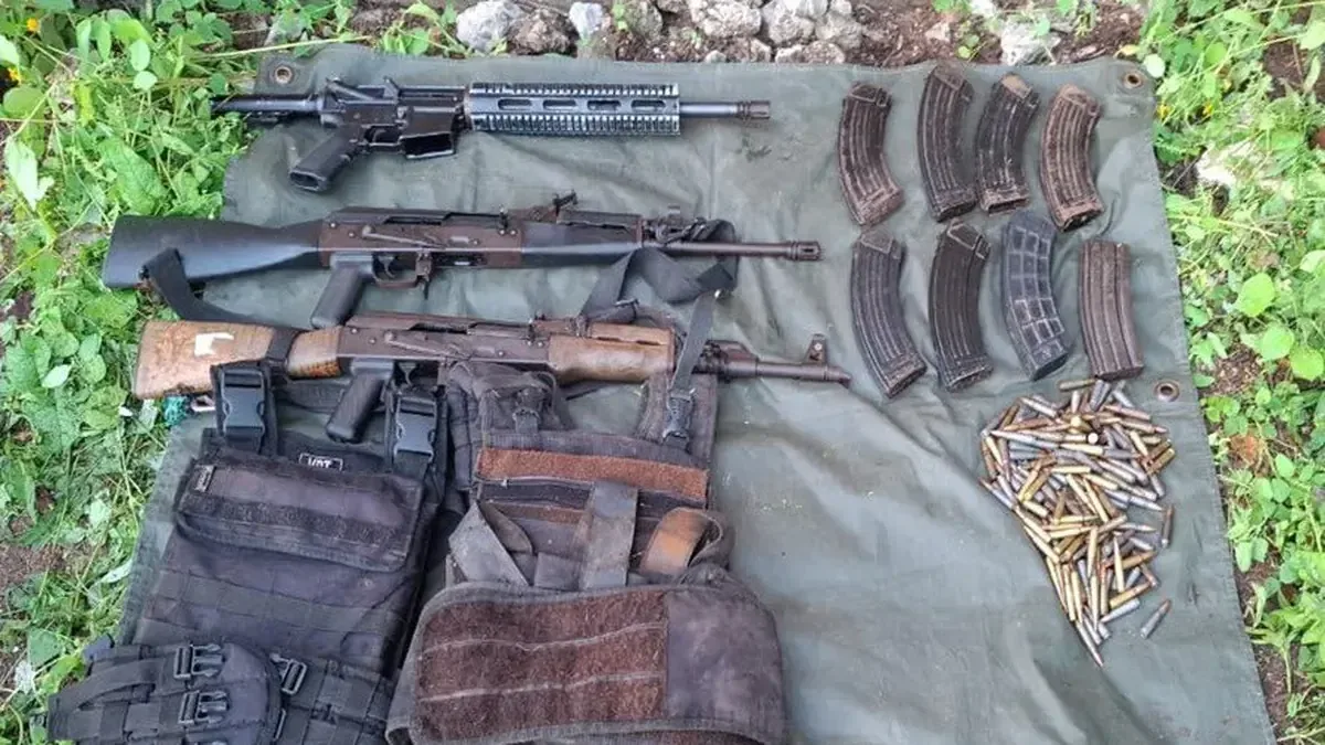 Durante un operativo de seguridad, las autoridades aseguran armamento y más de una tonelada de marihuana en Sinaloa.