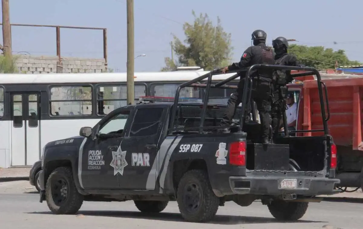 Autoridades detienen a dos sospechosos tras decomisar marihuana y metanfetamina.