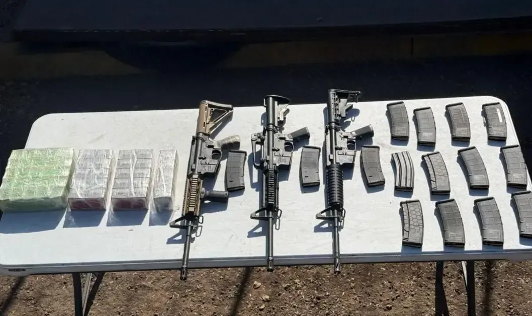 Tres fusiles, 15 cargadores y más de mil cartuchos fueron encontrados.