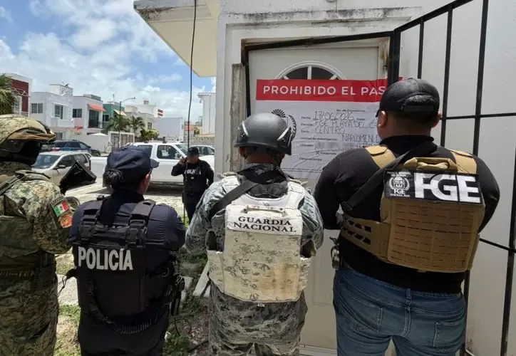 La Fiscalía y otras autoridades realizaron cateos en tres municipios de Quintana Roo, logrando detenciones y aseguramientos de narcóticos.