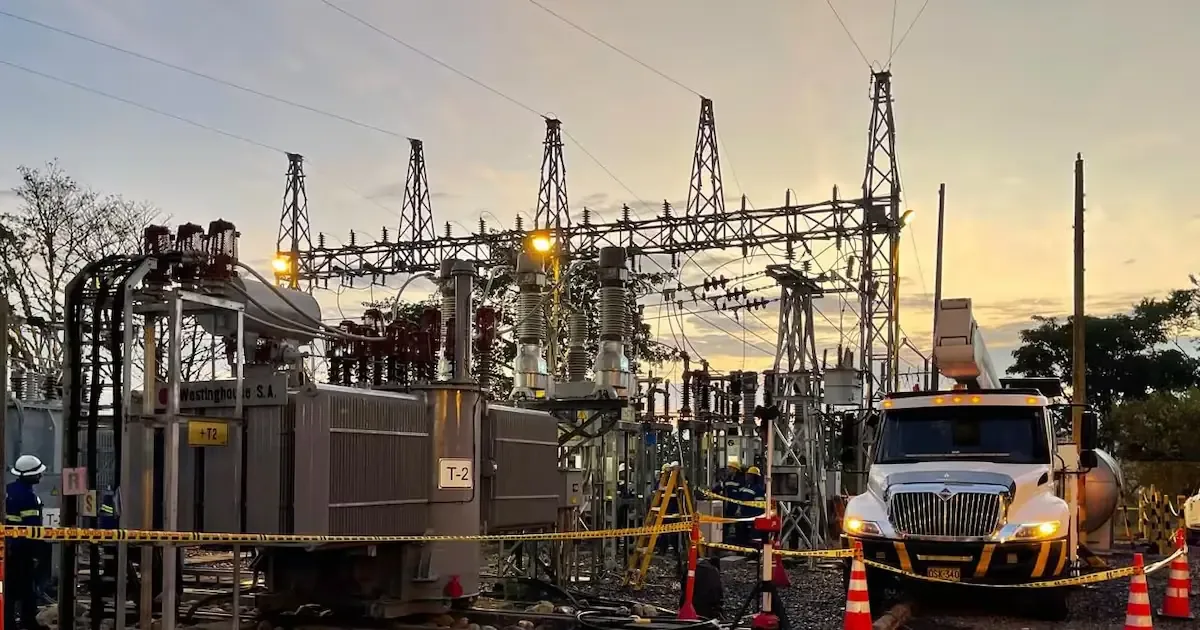 Aseguran suministro eléctrico en municipios afectados por cortes, garantizando el servicio durante las elecciones.