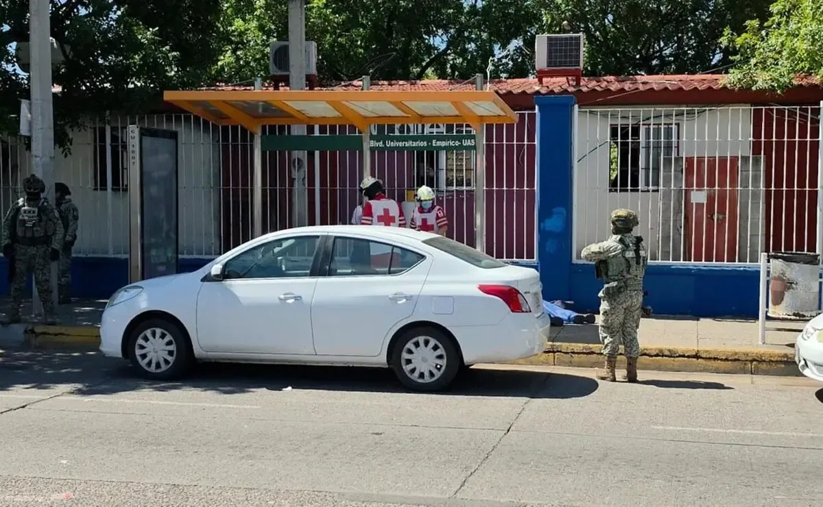 La violencia se intensifica en Culiacán tras el asesinato de un joven en una parada de autobús.