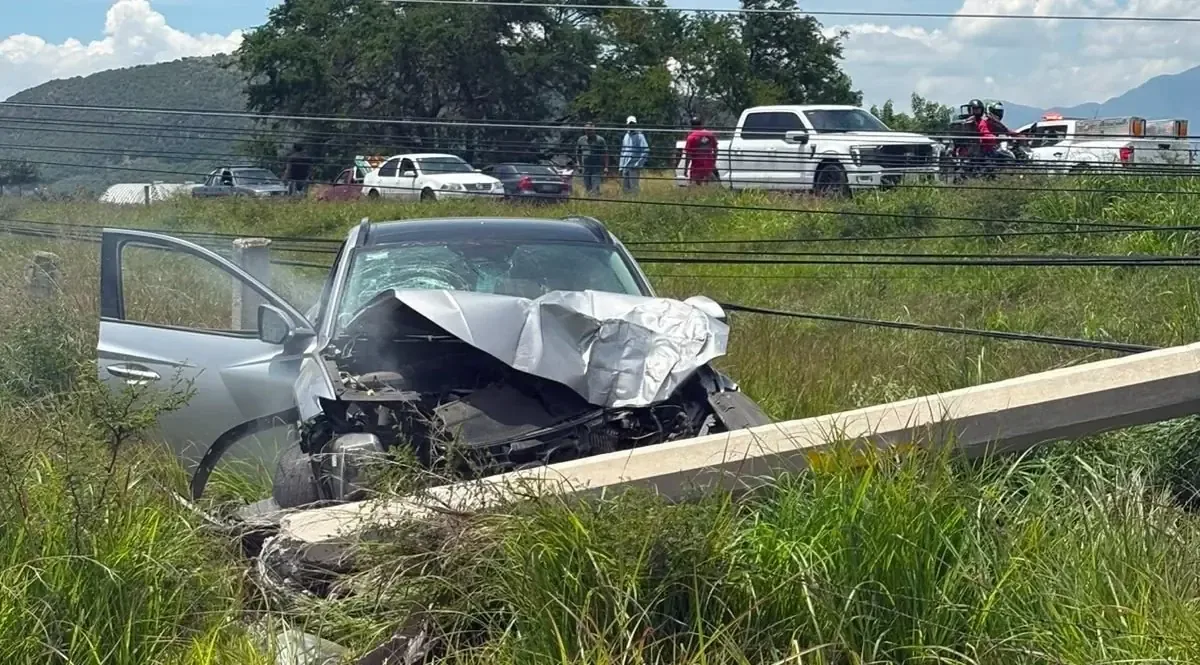 Un ataque armado en la carretera federal ocasiona la muerte de un hombre que perdió el control de su vehículo tras los disparos.