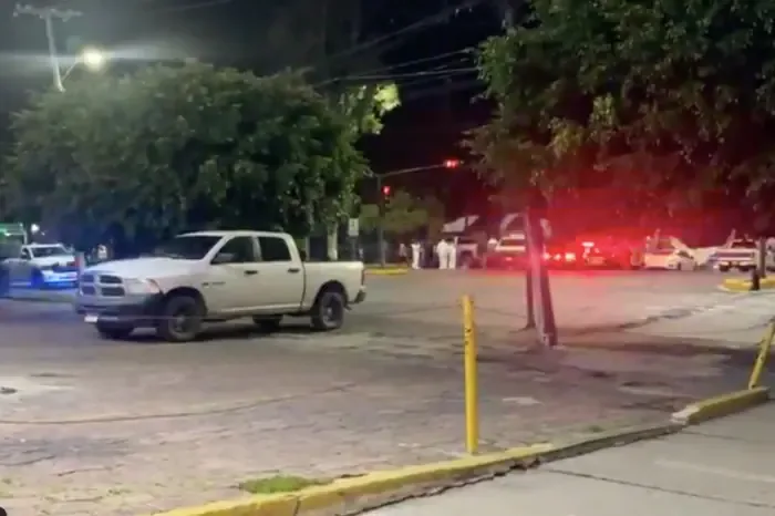 La Fiscalía de Michoacán investiga el asesinato de Julio M., ex funcionario de la FGE, en un ataque nocturno.