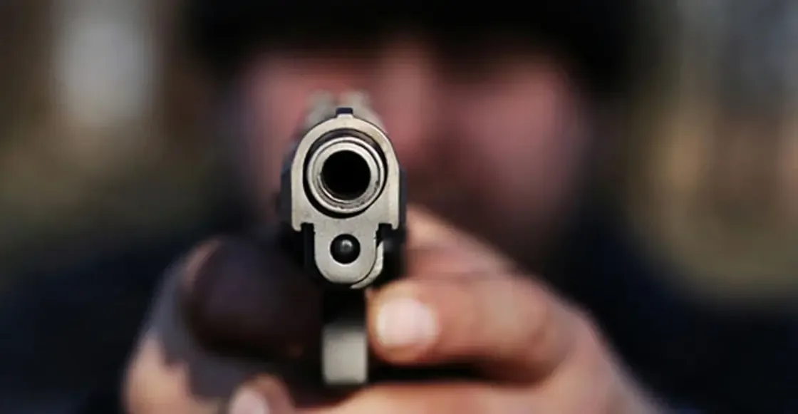 Un joven fue atacado a balazos en su lugar de trabajo, lo que podría estar relacionado con un ajuste de cuentas.