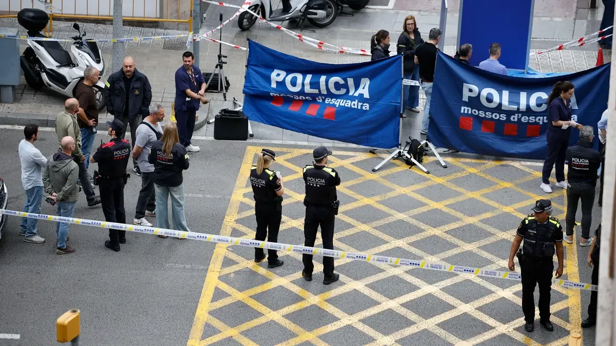 Un hombre es tiroteado en una concurrida calle de Barcelona durante la visita del papa León XIV, generando alarma en la ciudad.