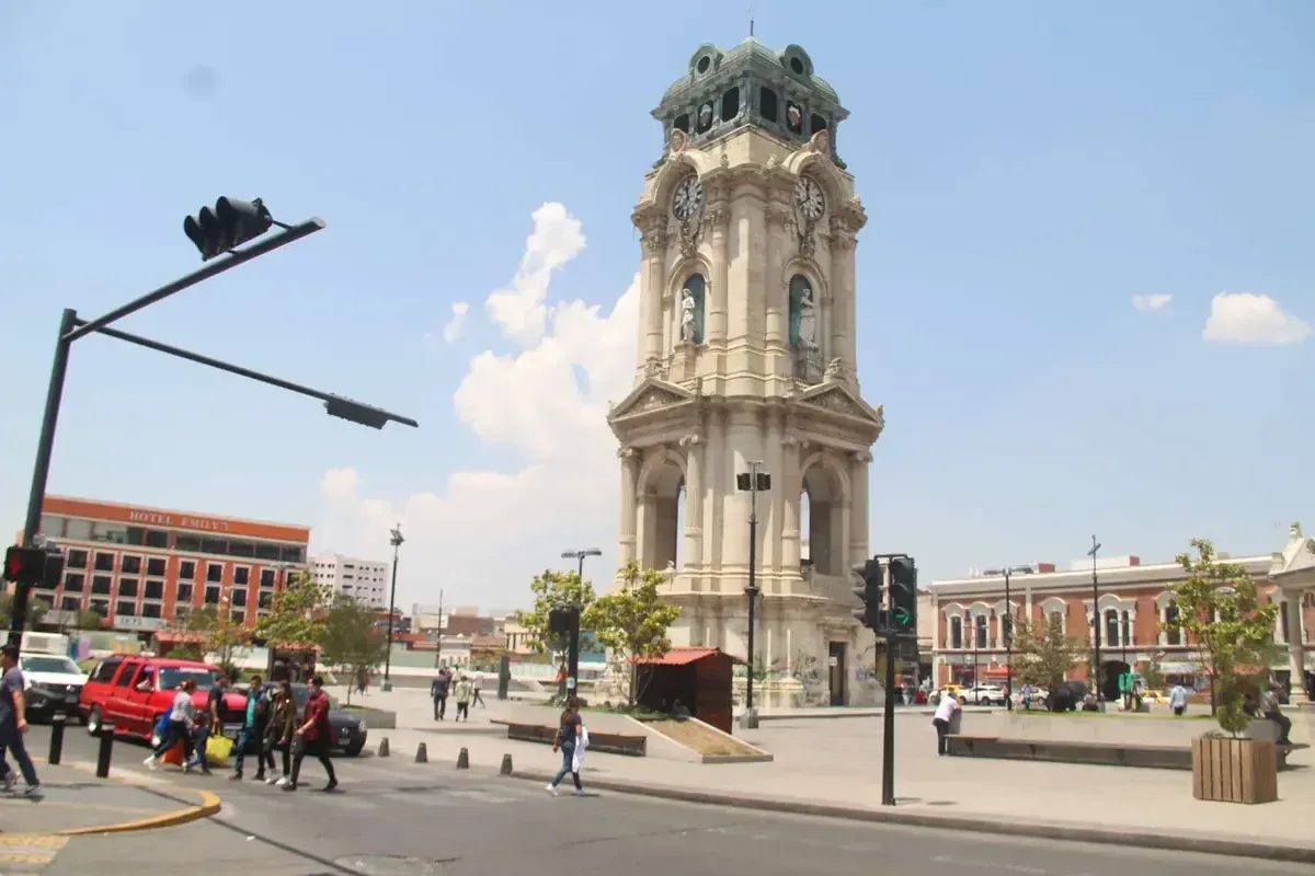 La obra incluye la edificación de locales comerciales y servicios básicos en Pachuca.