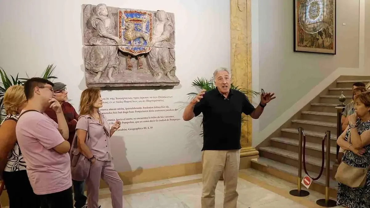 El alcalde de Pamplona cambia el escudo en medio de críticas de oposición.