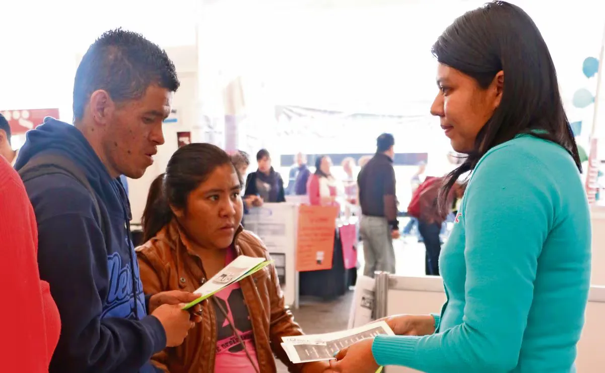 Asistentes a la Feria de Empleo en el Centro Histórico de CDMX.