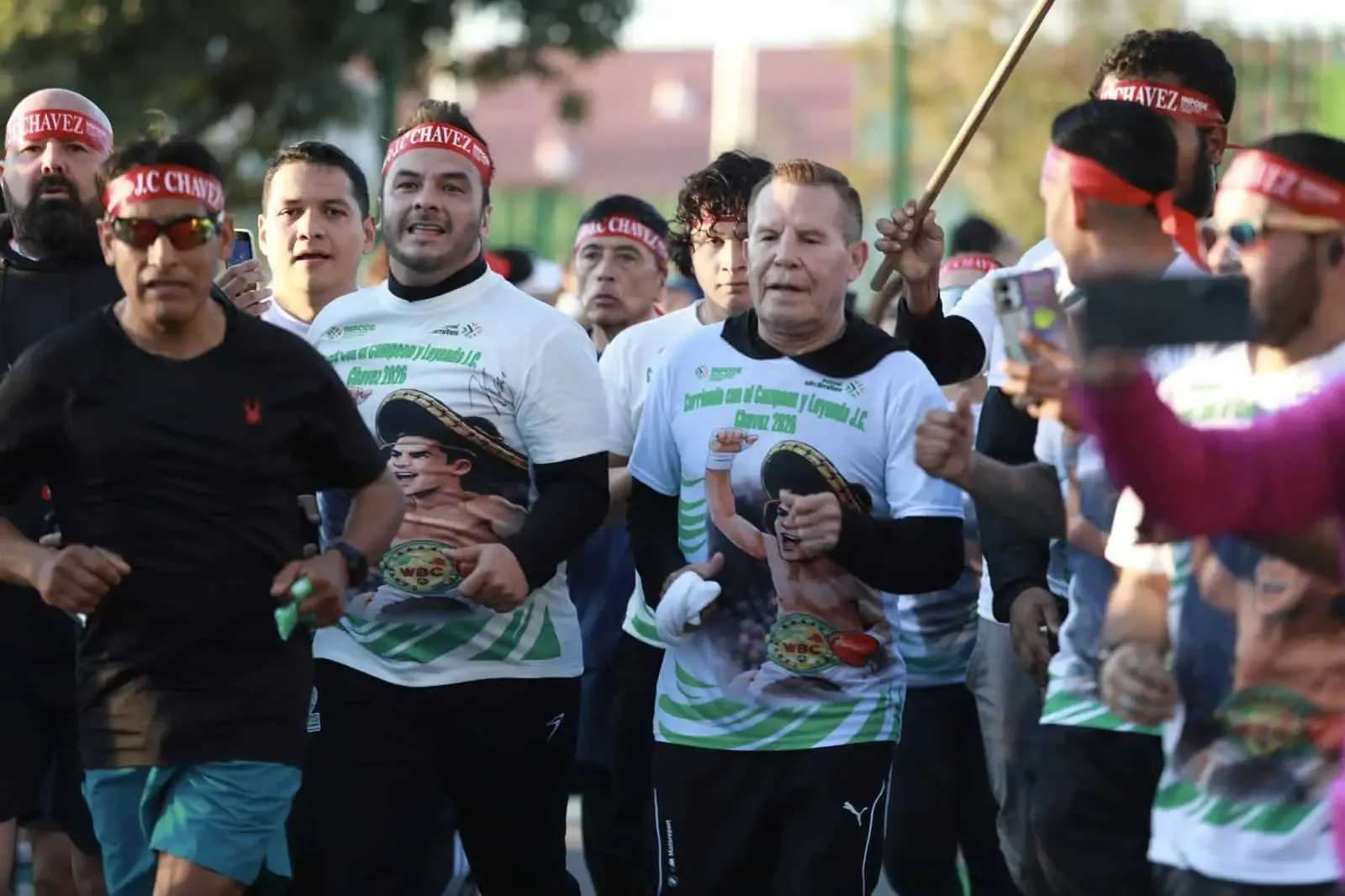 Asistentes disfrutando de la carrera "Corriendo con la Leyenda" en San Luis Potosí.