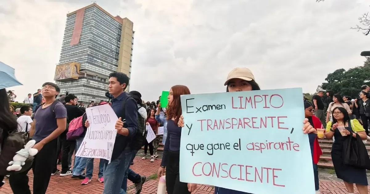 Jóvenes protestan para conservar sus lugares después de irregularidades en el examen de admisión.