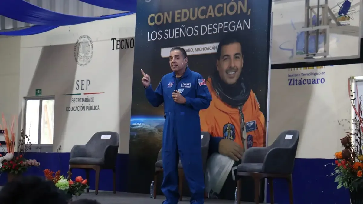 José Hernández compartió su trayectoria y consejos para el éxito con estudiantes de Zitácuaro.