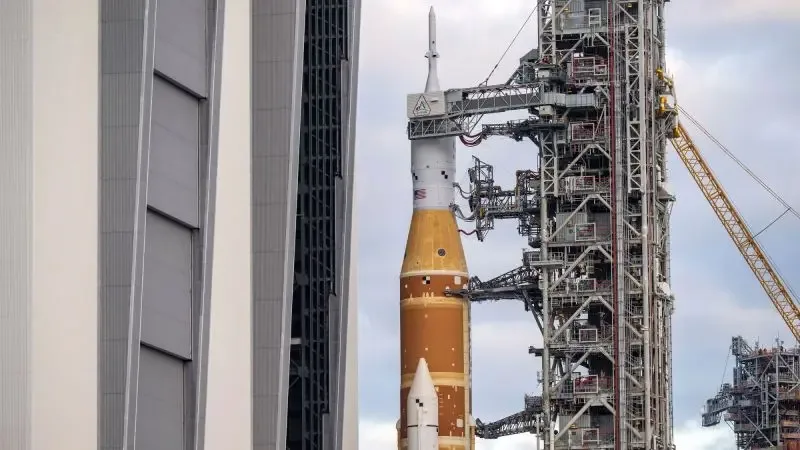 Astronautas de la misión Artemis II junto a la nave Orión en la plataforma de lanzamiento.