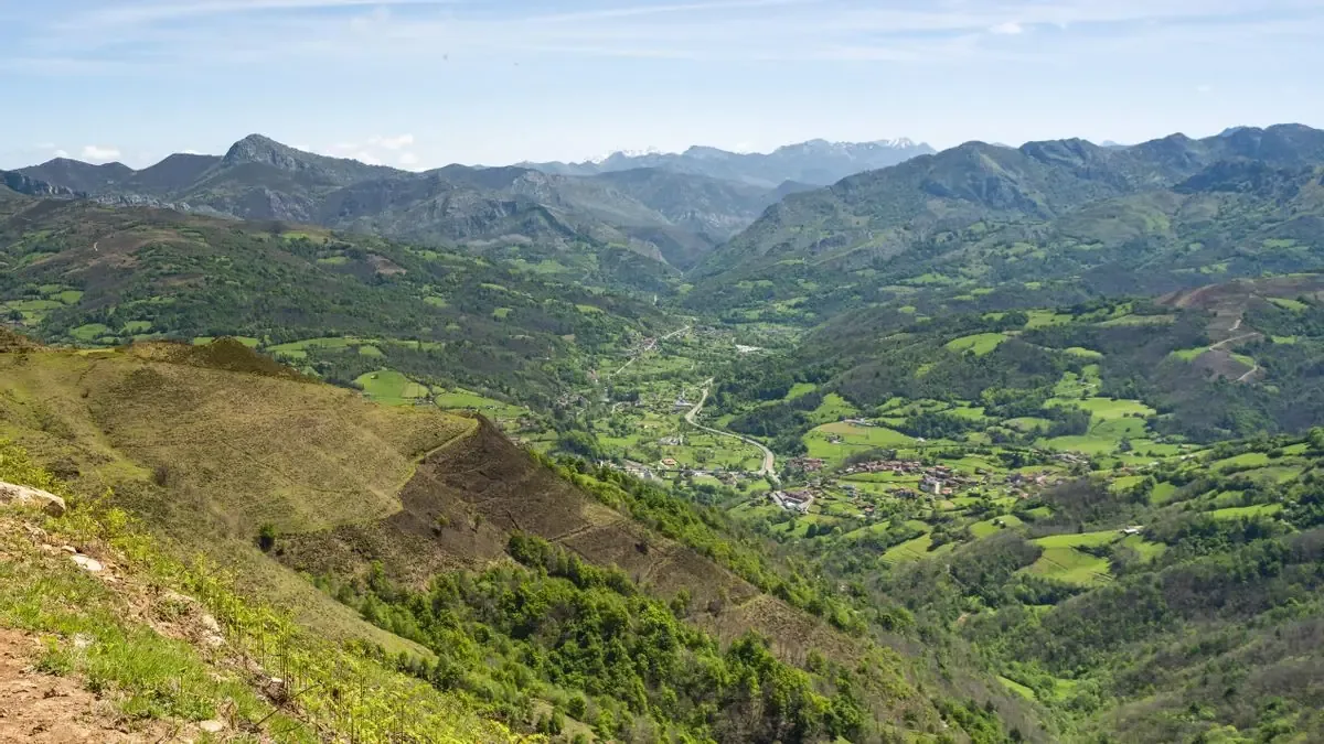 Un decreto amplía la oficialización de nombres geográficos tradicionales, vital para preservar el patrimonio lingüístico asturiano.