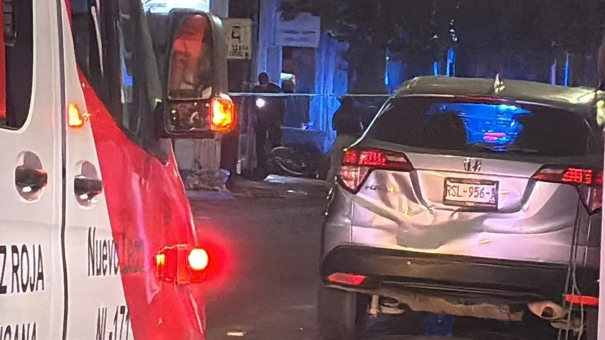 Un hombre murió y otro resultó herido tras un ataque a balazos en el primer cuadro de Monterrey.