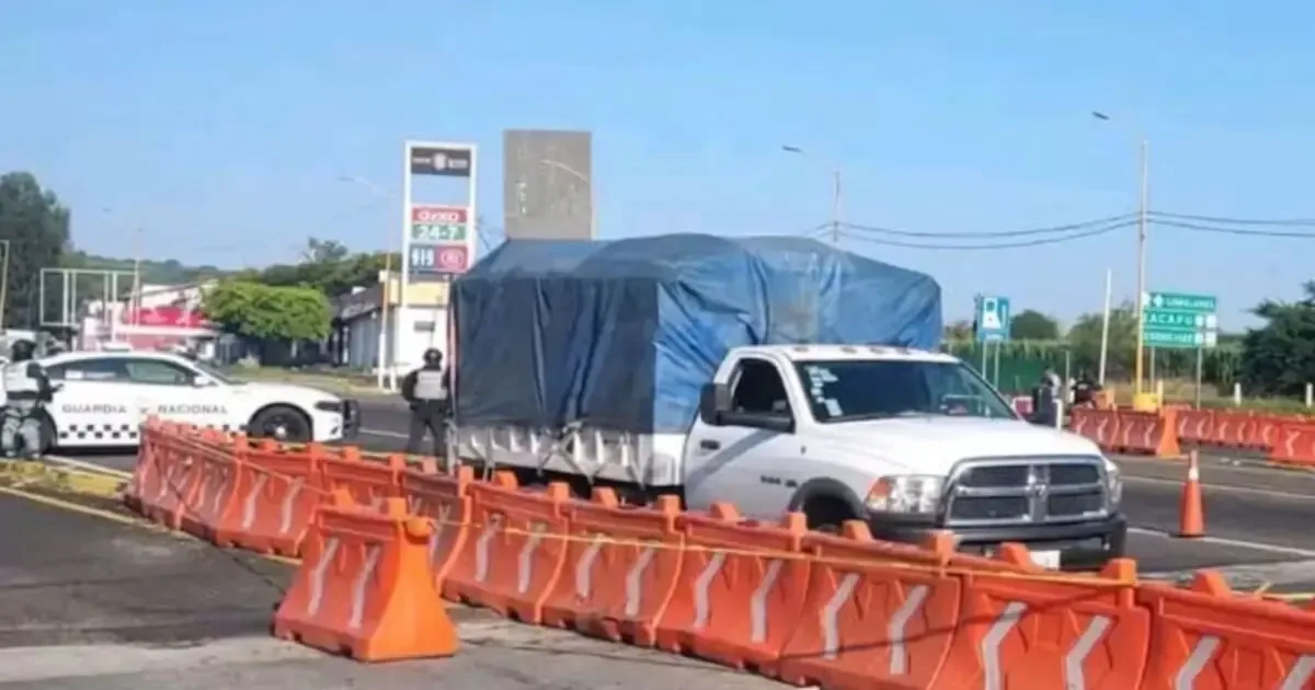 La violencia en Michoacán se intensifica con enfrentamientos y bloqueos en varias vías.