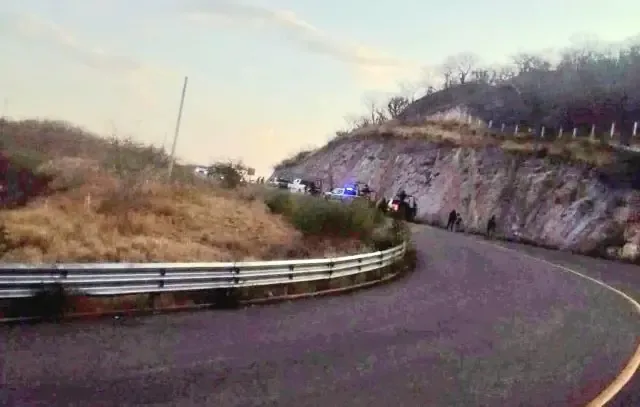 Un ataque a la Comandancia de Policía generó persecuciones y bloqueos carreteros en la región.