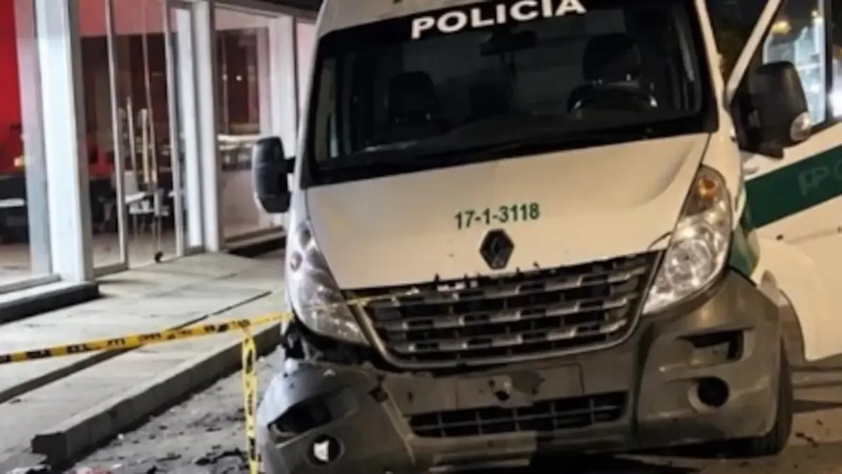 La explosión genera alarma en la comunidad, mientras las autoridades investigan la causa del ataque.