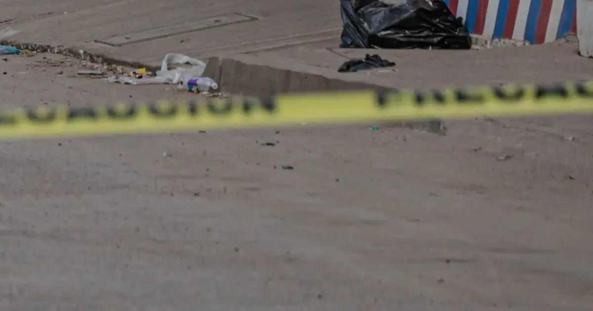 Un intento de robo terminó en tragedia, dejando un hombre fallecido y una mujer lesionada en Iztapalapa.