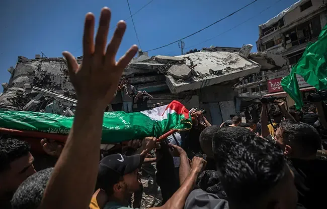 Un bombardeo del ejército israelí impacta una vivienda en medio de celebraciones musulmanas, generando tristeza y caos.